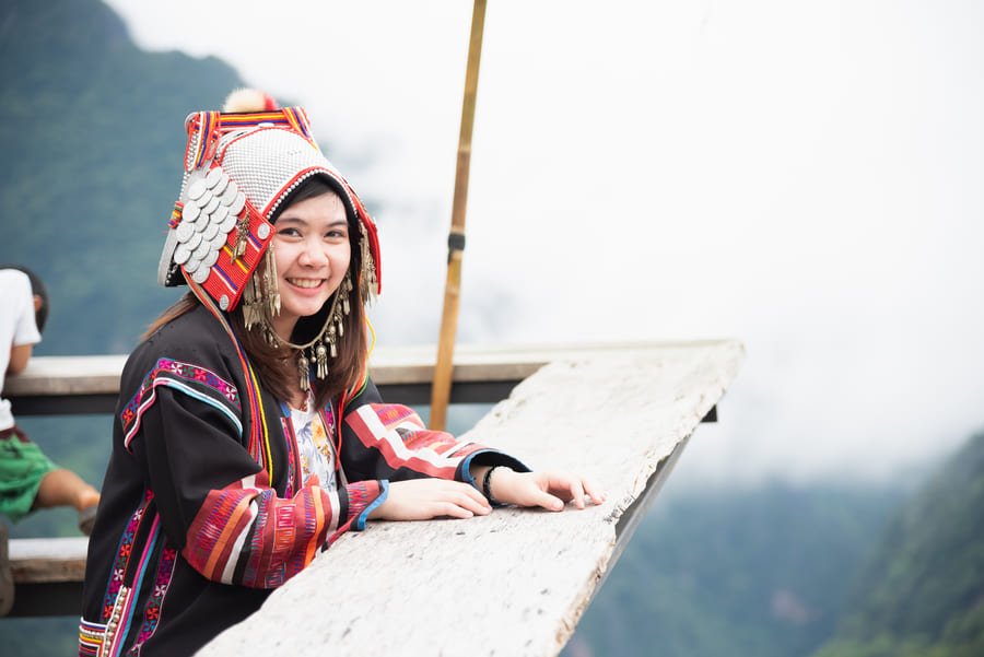 mujer yunnan con vestimenta tipica